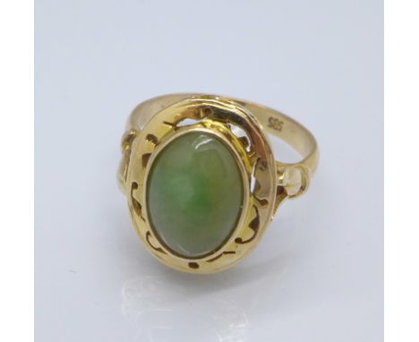 A 14ct gold and jade ring, 4.1g, N