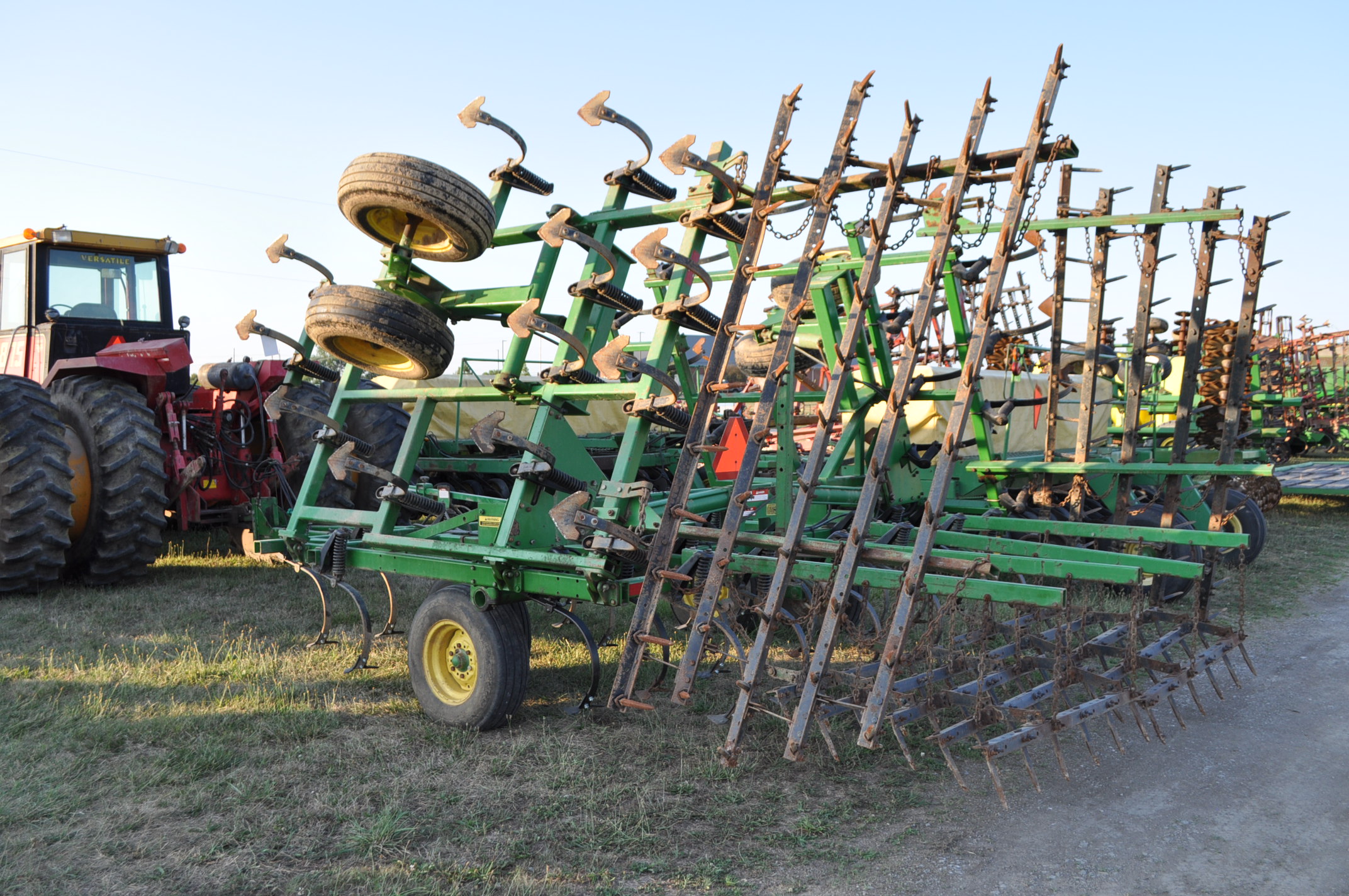 28' John Deere 960 field cultivator, 7" sweeps, 5 bar drag