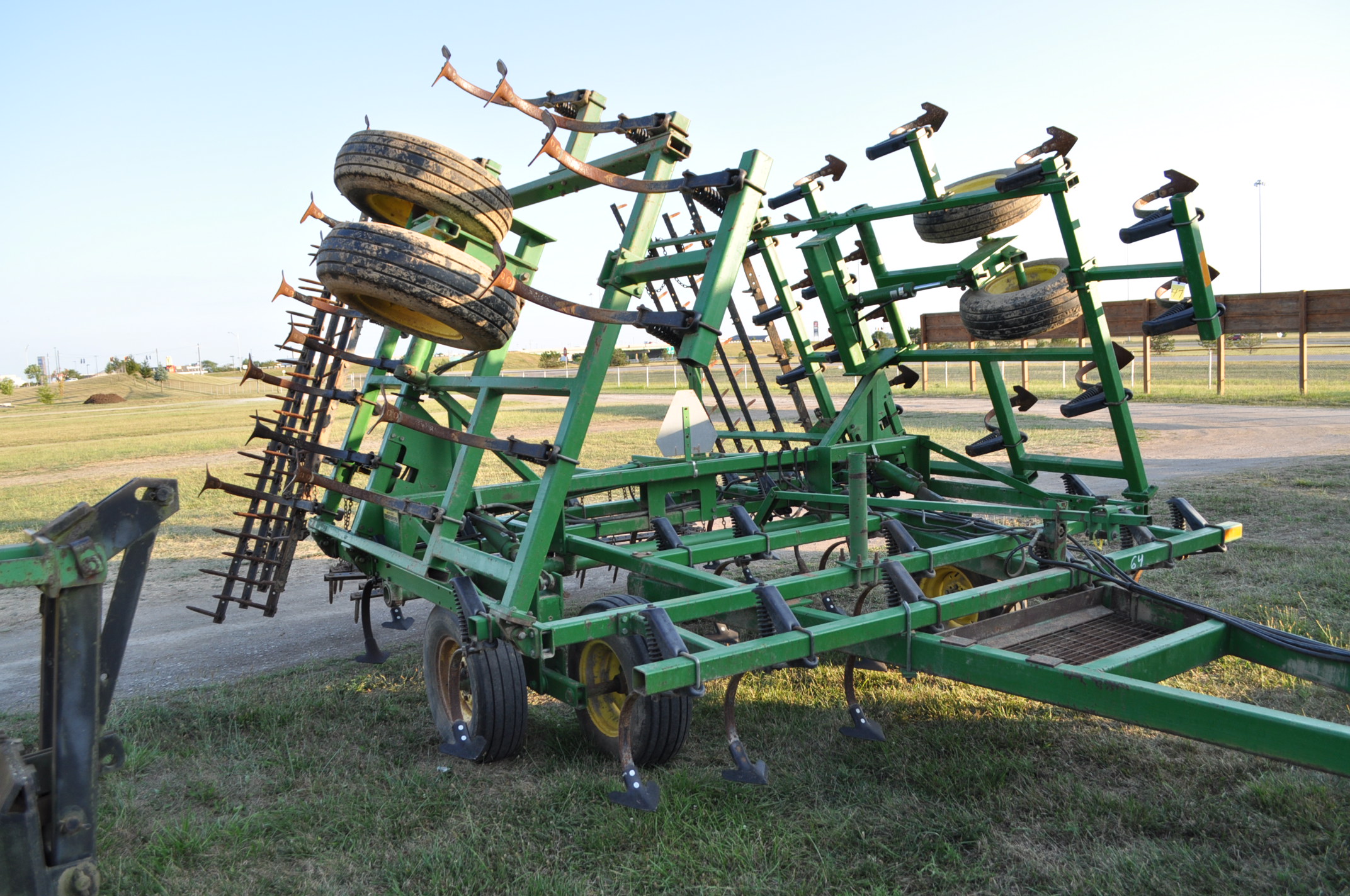 28' John Deere 960 field cultivator, 7" sweeps, 5 bar drag