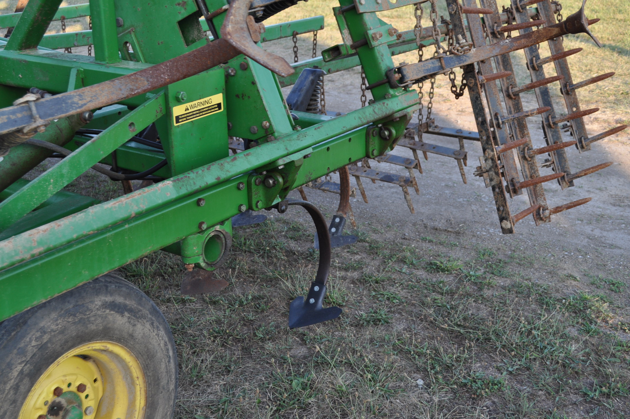 28' John Deere 960 field cultivator, 7" sweeps, 5 bar drag