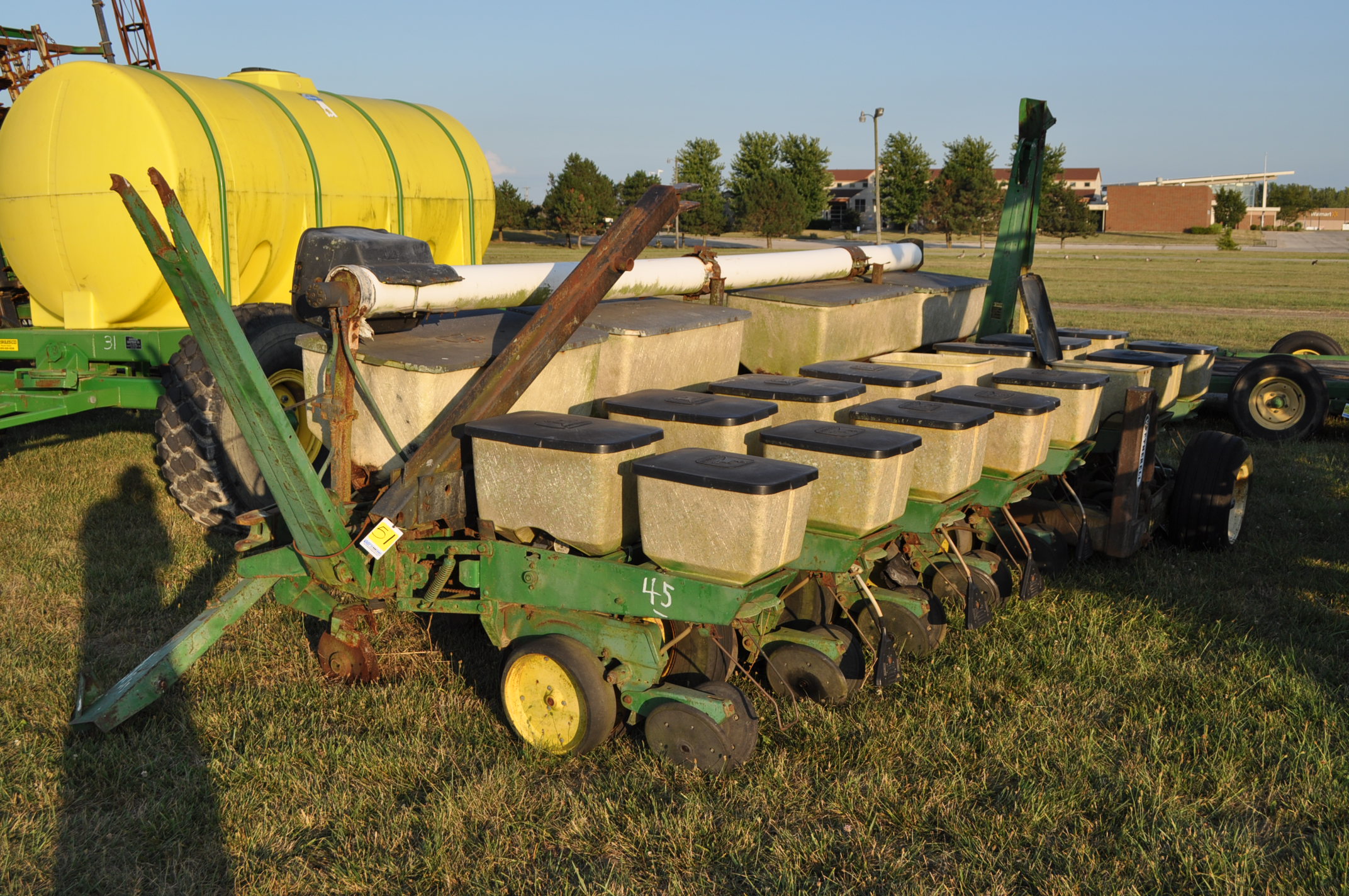 John Deere 7000 8 row corn planter, dry fertilizer, insecticide