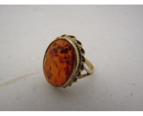 A 9ct gold amber ring. Size N, 4.4g