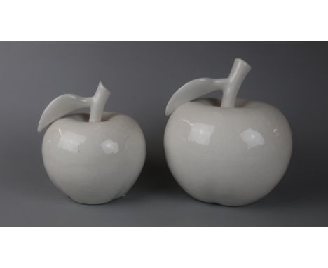A pair of ceramic apples - Approx height of tallest: 20cm 