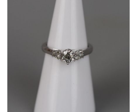 Fine 18ct white gold diamond solitaire ring with diamond shoulders - Size: K. The diameter of the centre diamond is approxima