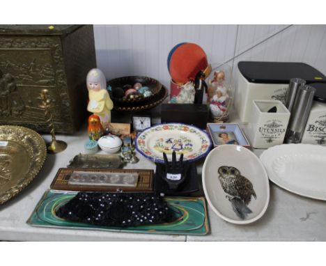 A quantity of various sundry items to include Dominoes; souvenir dolls; brass ash tray decorated with a fox; Cribbage board; 
