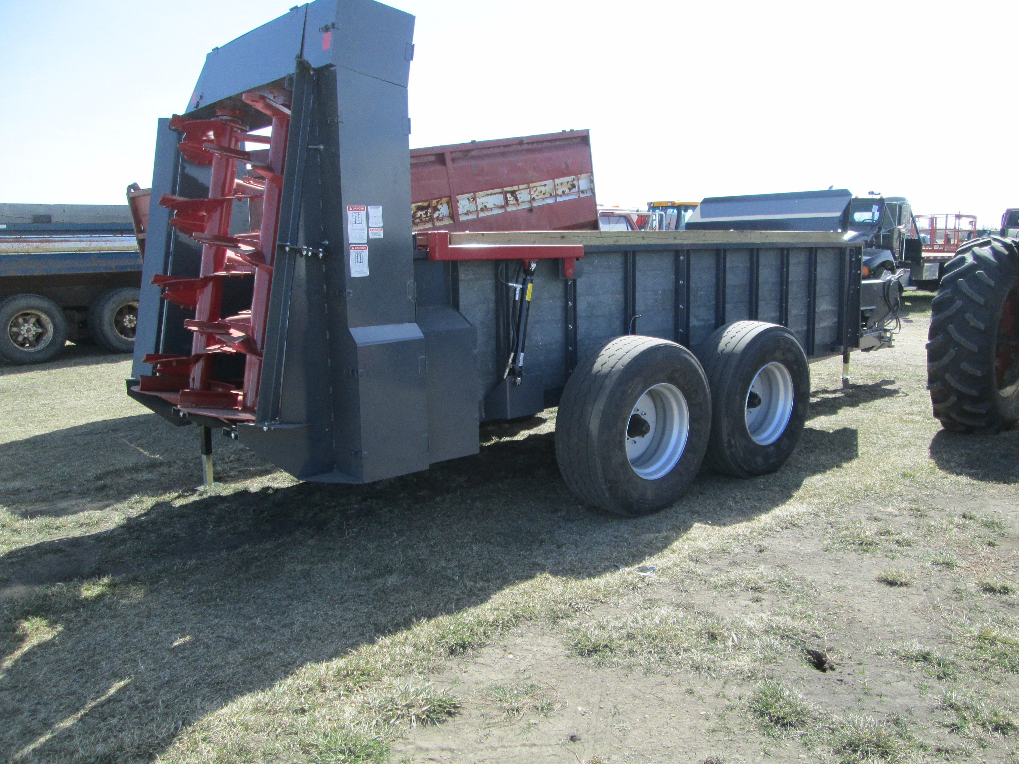 NEW 2016 LEON 425 BUSHEL VERTICAL BEATER MANURE SPREADER, FULL WARRANTY