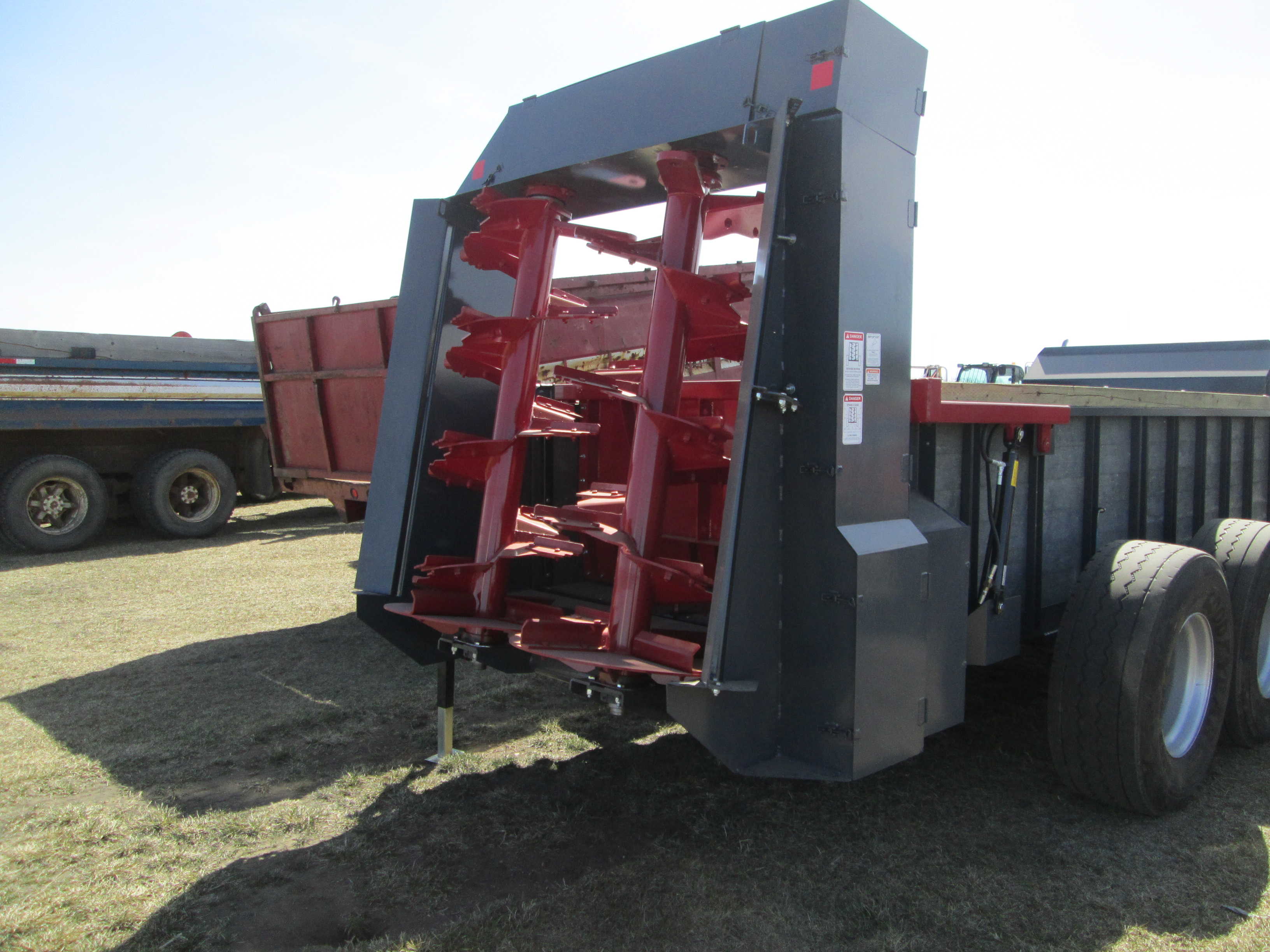 NEW 2016 LEON 425 BUSHEL VERTICAL BEATER MANURE SPREADER, FULL WARRANTY
