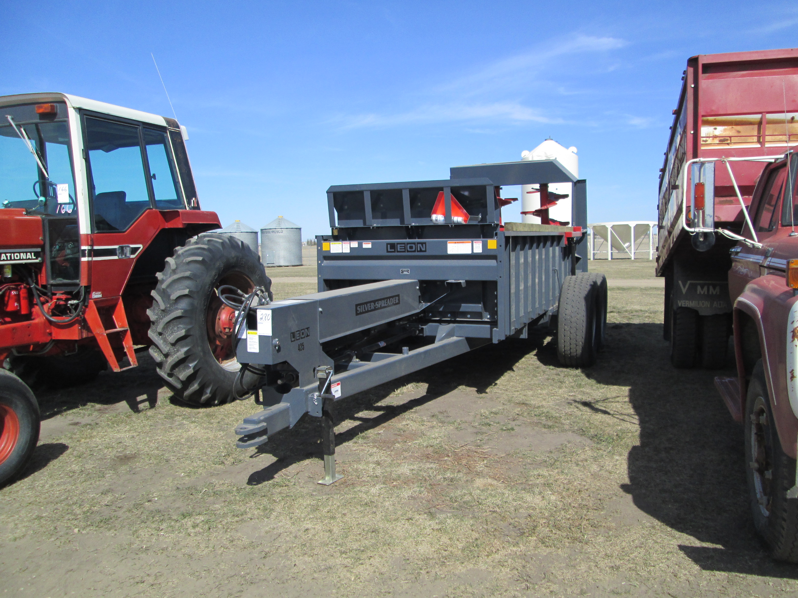 NEW 2016 LEON 425 BUSHEL VERTICAL BEATER MANURE SPREADER, FULL WARRANTY