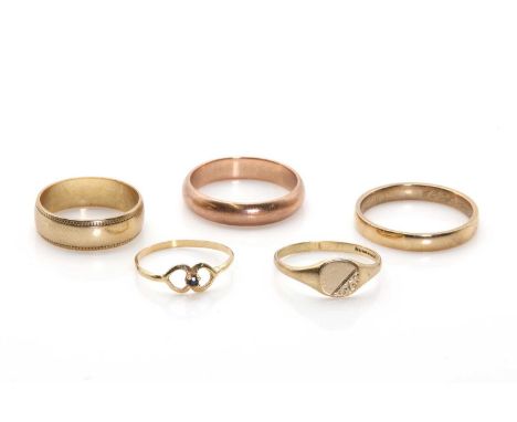 Five gold rings,to include a 9ct gold wedding band, 5.70mm wide, London 1995, a 9ct gold wedding band, 3.20mm wide, engraved 