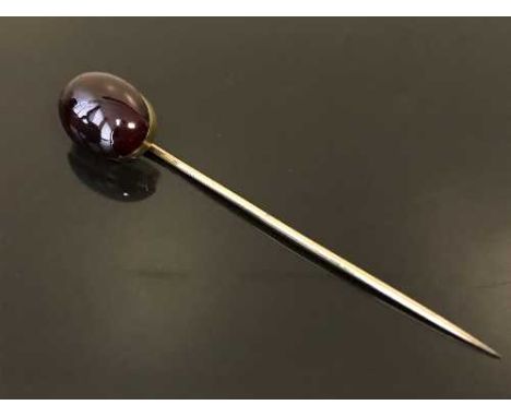 A gold and cabochon garnet stick pin, 5.2g