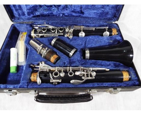A Boosey and Hawkes Clarinet, serial no 230333 in original fitted case - Est £40 - £60