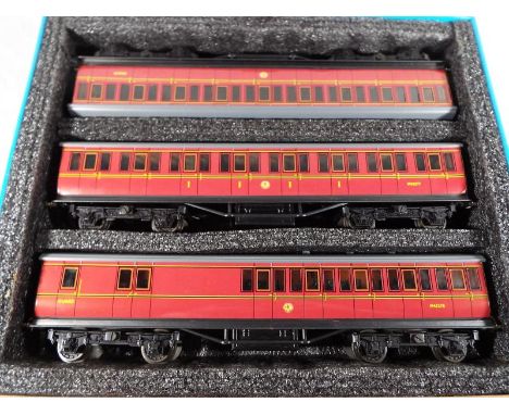 Model railways - Ace Trains, a set of three O gauge tin-plate passenger carriages, BR Midland livery, mint in box - Est £120 