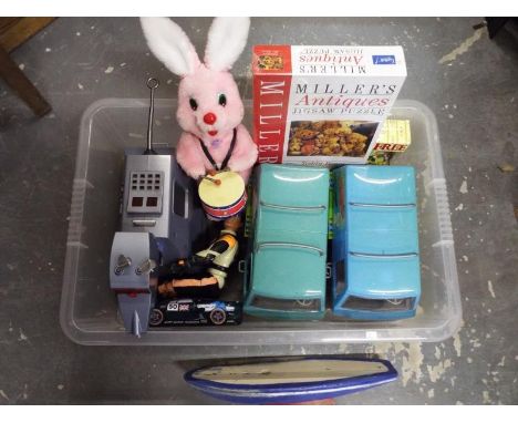 A good mixed lot to include a K9, Action Man and unused Millers Guide to antique jigsaws, two Scooby Doo vans and a Duracel B