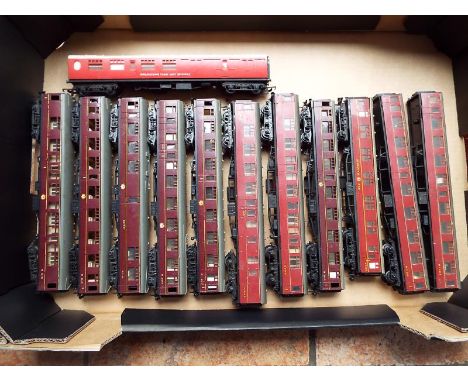 Model railways - twelve OO gauge passenger carriages, Hornby Dublo, TTR and Triang, Midland region livery (two carriages lack