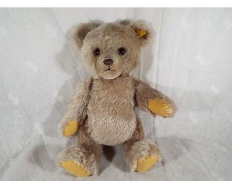 A Steiff bear with growler, 36 cm (high) - Est £40 - £60
