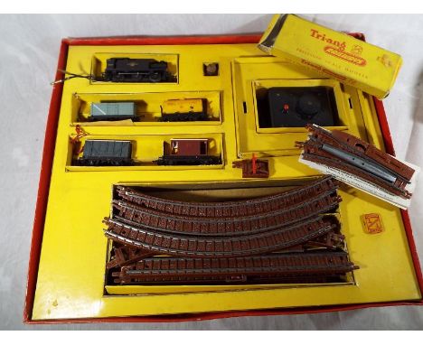 Model Railways - A Tri-Ang TBX train set comprising 0-6-0 Tank locomotive, 4 other items of rolling stock, track, points, buf