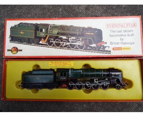 Model railways - a Hornby Triang locomotive Evening Star 2-10-0 with tender operating no 92220 BR green livery (Evening Star 
