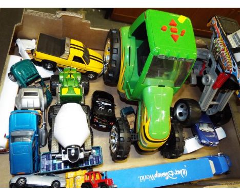 A good mixed lot of die cast motor vehicles to include Maisto, Burago, Kinsmart and various other vehicles to include a Dodge