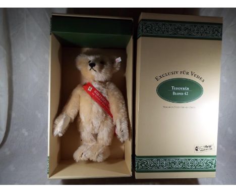 A Steiff Wir Feiern 90 Jahre im Zeichen des Teddy-Baren, blonde, with growler, Button in ear, white tag, 38 cm (h) boxed - Es