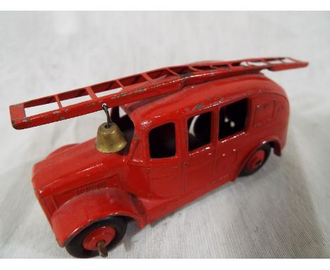 A Dinky diecast Streamlined Fire Engine with ladder and bell, model 25h (ca 1946 - 1952)