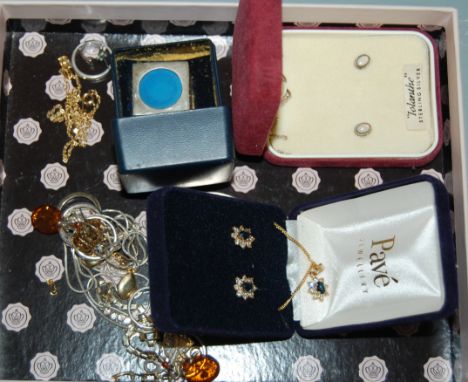 Mixed lot of costume jewellery to include; pendant and earring set; dress rings; opal studs etc 