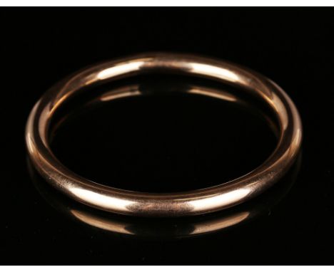 A 9ct gold circular plain bangle, Birmingham 1920, inside diameter approx 7.3cm.