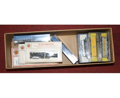 One tray containing a quantity of N gauge American Outline related rolling stock and locomotives, to include a Bachmann Prair