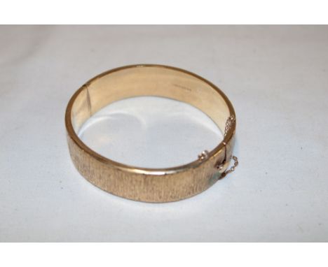 A 9ct gold rustic oval bangle (20g)