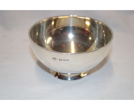 A George VI silver circular pedestal sugar bowl, London marks 1940 by the Goldsmith's and Silversmith's Company