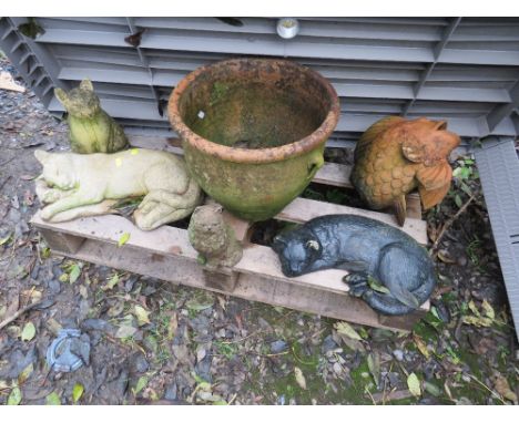 A SELECTION OF CONCRETE GARDEN CAT STATUES PLUS A TERRACOTTA FISH AND PLANTER