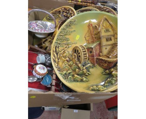 A TRAY OF ASSORTED CERAMICS TO INCLUDE CHARLOTTE RHEAD BASKET 