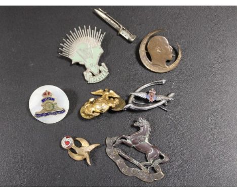 A SELECTION OF MILITARY BADGES ETC TO INCLUDE A 'BRUGGE' SWEETHEART DAGGER BROOCH, AN RAF SWEETHEART BROOCH, A WVS INDIA ENAM