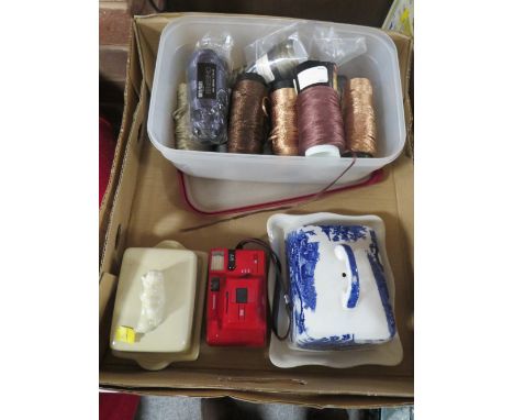 A TRAY OF SUNDRIES TO INCLUDE A TUB OF VISCOSE EMBROIDERY SILK THREAD 