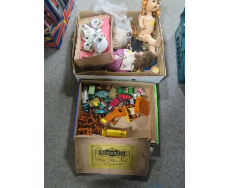  A TRAY OF VINTAGE DOLLS AND TOYS TO INCLUDE A DOLLS TEA/SET