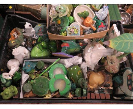 A TRAY OF COLLECTABLE FROGS TO INCLUDE CERAMICS MINIATURE GLASS EXAMPLES ETC