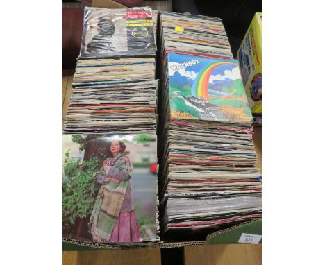 A TRAY OF APPROX 400 7" SINGLE RECORDS TO INCLUDE BRUCE SPRINGSTEIN, MICHAEL JACKSON, FLEETWOOD MAC, HUMAN LEAGUE ETC