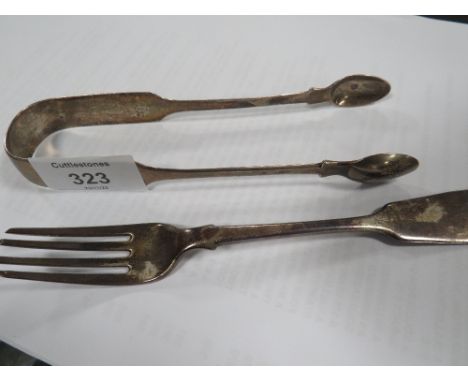 A PAIR OF HALLMARKED SILVER FIDDLE PATTERN SUGAR TONGS WITH EXETER ASSAY MARK, TOGETHER WITH A VICTORIAN HALLMARKED SILVER DE