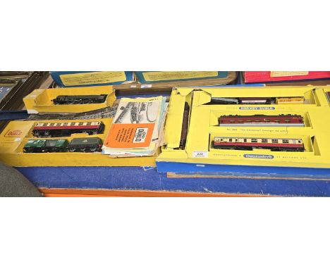 QUANTITY OF VARIOUS HORNBY DUPLO TRAIN ACCESSORIES, CARRIAGES, TRACK, ENGINES, ROYAL MAIL CARRIAGE, ELECTRIC ENGINE 2232 DIES