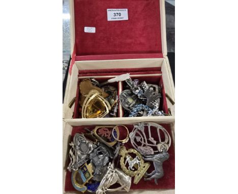 JEWELLERY BOX CONTAINING LARGE QUANTITY OF VARIOUS BROOCHES, HAT PINS, SCOTTISH STYLE BROOCHES, VARIOUS BEADS, HORSE BROOCHES