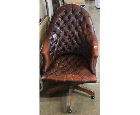 CHESTERFIELD STYLE BUTTON BACKED LEATHER OFFICE TUB CHAIR WITH OAK SWIVEL&amp; TILT BASE      