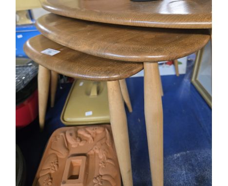 NEST OF 3 LIGHT OAK ERCOL PEBBLE TABLES      