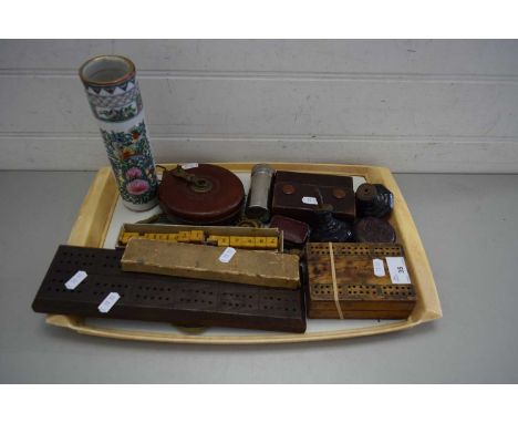 TRAY OF MIXED ITEMS TO INCLUDE CRIBBAGE BOARD, VARIOUS DESK STAMPS, VINTAGE TAPE MEASURE ETC