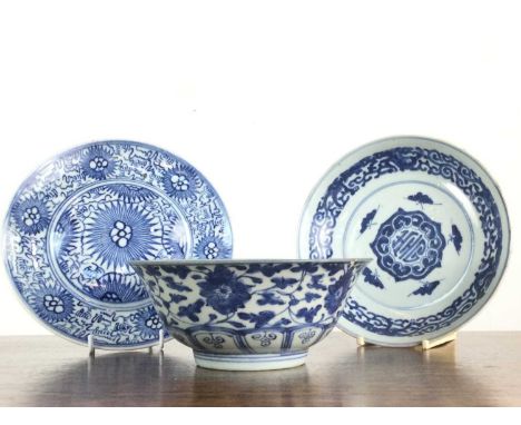 COLLECTION OF CHINESE BLUE AND WHITE WARE, QING DYNASTY including two near pairs of lotus and shou character decorated bowls 