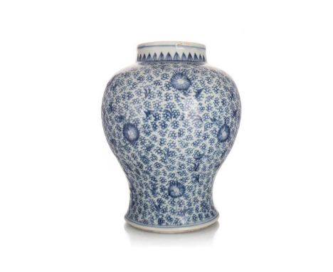 CHINESE BLUE & WHITE PORCELAIN VASE, 18TH/19TH CENTURY of shouldered baluster form, decorated with flower heads and fish roe 