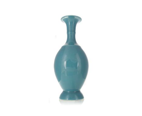 CHINESE TURQUOISE GLAZED VASE, 20TH CENTURY bearing apocryphal Qianlong blue seal mark30cm high