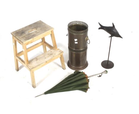 A group of household items. Including a brass umbrella / stick stand, a small set of wooden steps, etc. Max. H51cm