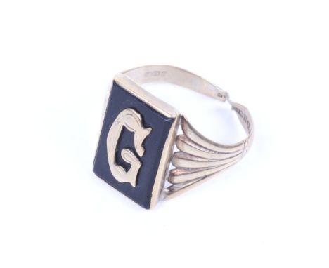 A vintage 9ct gold and rectangular black onyx initial 'G' signet ring. With tapering fluted shoulders and a cut shank with pa