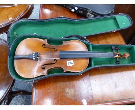 A VINTAGE VIOLIN WITH CASE. 