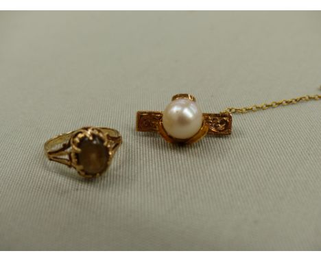 A 9ct GOLD SMOKY QUARTZ RING TOGETHER WITH A YELLOW METAL PEARL SET BROOCH. 