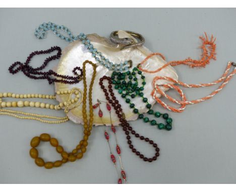 A QUANTITY OF VINTAGE STRUNG BEADS TO INCLUDE MALACHITE, VENTIAN GLASS, IVORY ETC, TOGETHER WITH A LARGE MOTHER OF PEARL SHEL